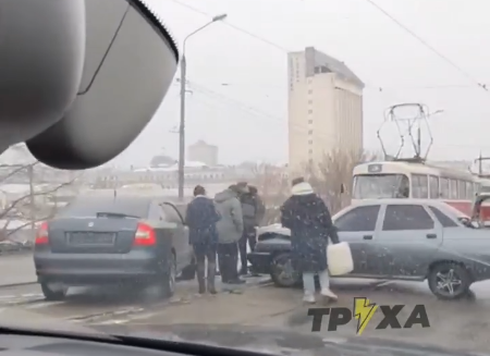ДТП Харьков: Skoda Octavia и ВАЗ 2110 столкнулись на Полтавском Шляхе.